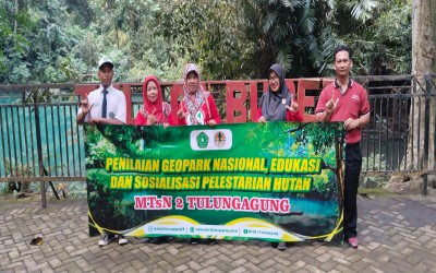 MTsN 2 Tulungagung Dukung Pelestarian Hutan di Telaga Buret