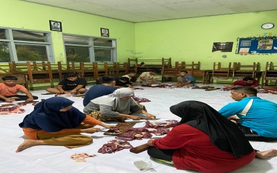 Penyembelihan hewan kurban di MTsN 2 Tulungagung
